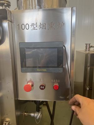 Μέγεθος του κύριου κινητήρα mm 1700*1150*1870 Προσαρμοσμένες σόβες καπνίσματος κρέατος για εμπορικά