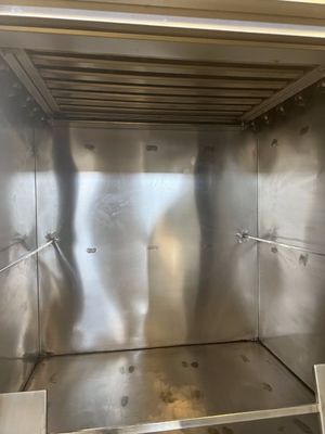 Μέγεθος του κύριου κινητήρα mm 1700*1150*1870 Προσαρμοσμένες σόβες καπνίσματος κρέατος για εμπορικά